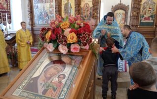 Празднование Казанской иконе Божией Матери.